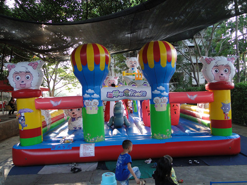Inflatable amusement park