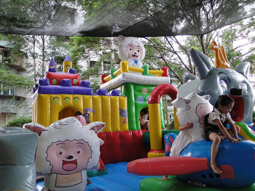 Inflatable amusement park