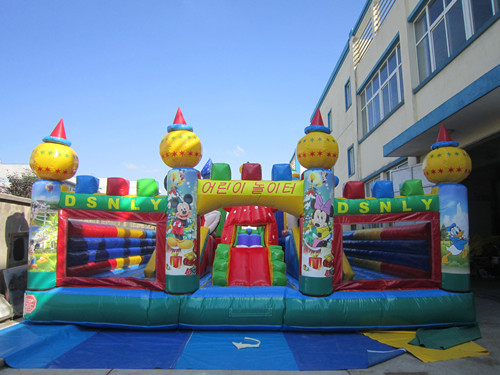 Inflatable amusement park