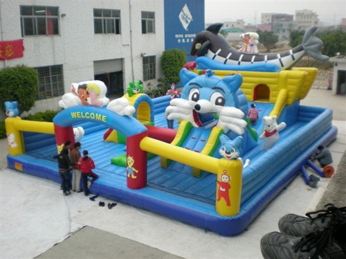 Inflatable amusement park